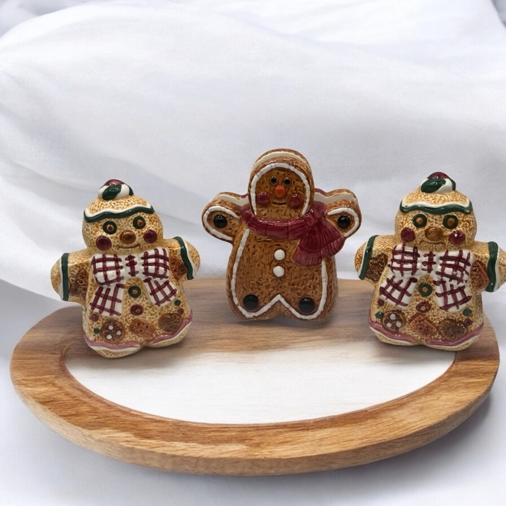 VINTAGE 1996 GINGERBREAD SALT PEPPER AND NAPKIN HOLDER SET
